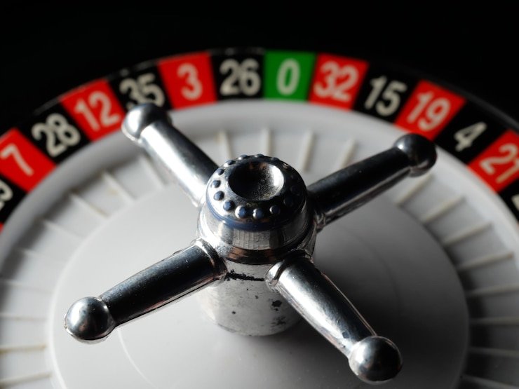 Pengguna meninjau bonus dengan sikap bijak